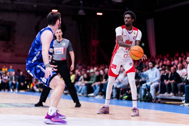 Barmer 2. Basketball Bundesliga ProA: RheinStars Köln vs Phoenix Hagen, 23.03.2026 Tim Uhlemann (Phoenix Hagen, 21), Kenny Andre Calliste Keannou Baptiste (RheinStars Köln, 39) am Ball Barmer 2. Basketball Bundesliga ProA: RheinStars Köln vs Phoenix Hagen, Köln, Motorworld am 23.03.2026 Copyright: xBEAUTIFULxSPORTS Wunderlx