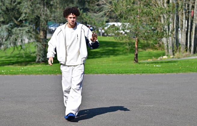 Maghnes Akliouche - Les joueurs de l équipe de France de football arrivent au Centre national de football de Clairefontaine-en-Yveline, France, le 23 mars 2026. Les vice-champions du monde se rendront cette semaine aux Etats-Unis, dans la banlieue de Boston, pour y disputer deux matchs amicaux en préparation de la Coupe du monde 2026. D’abord contre le Brésil jeudi (21h) puis la Colombie dimanche (21h). Christian Liewig Bestimage French soccer team during the Arrival of French team at INF Clairefontaine on March 23, 2026 in Clairefontaine, France. Clairefontaine-en-Yveline France  Copyright: xChristianxLiewigx xBestimagexChristianxLiewigx xBestimagex