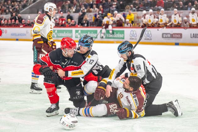 Sport Bilder des Tages Swiss Ice hockey, Eishockey Playoffs : Lausanne HC - Geneve-Servette HC 23.03.2026, Lausanne, Vaudoise Arena, Swiss Ice Hockey Playoffs: Lausanne HC - Geneve-Servette HC. Inaki Baragano (81, Lausanne HC) and Josh Jooris (19, Geneve-Servette HC) during the second match of the quarter-finals of the Swiss National Hockey League play-offs between Lausanne HC and Geneve-Servette HC the Monday 23.03.2026 at the Vaudoise Arena in Lausanne, Switzerland. Lausanne Vaudoise Arena Vaud Switzerland Copyright: xMediafabxPhotographyxFabricexDexGasperisx MEDIAFAB-HOCKEY-LHC-GSHC-23.03.2026-HOC_8131