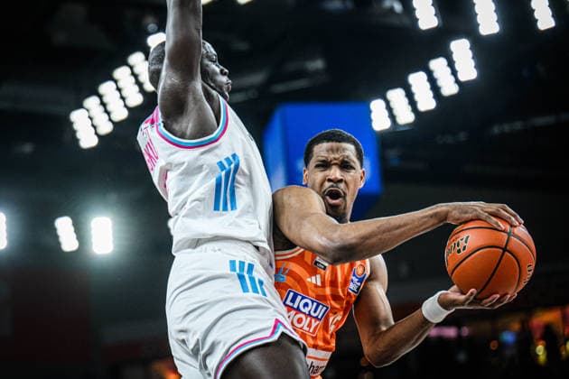 Neu Ulm, Deutschland, 23.03.26: Kur Jongkuch (Telekom Baskets Bonn) und Justin Simon (ratiopharm ulm) im Zweikampf waehrend des Basketball Bundesliga Spiels zwischen ratiopharm ulm vs Telekom Baskets Bonn in der ratiopharm Arena am 23. März 2026 in Neu Ulm, Deutschland. (Foto von Harry Langer DeFodi Images) ratiopharm Arena, Germany, 23.03.26: Kur Jongkuch (Telekom Baskets Bonn) und Justin Simon (ratiopharm ulm) battle for the ball during the Basketball Bundesliga match between ratiopharm ulm vs Telekom Baskets Bonn at Neu Ulm on March 23, 2026 in ratiopharm Arena, Germany. (Photo by Harry Langer DeFodi Images) (Photo by Harry Langer DeFodi Images) -