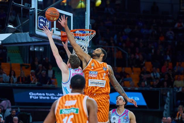 Block Joel Soriano (ratiopharm ulm, 12) gegen Patrick Heckmann (Telecom Baskets Bonn, 33) GER, ratiopharm ulm vs. Telekom Baskets Bonn, Basketball, 25. Spieltag, EasyCredit BBL, Spielzeit 2025 2026, 23.03.2026 GER, ratiopharm ulm vs. Telekom Baskets Bonn, Basketball, 25. Spieltag, EasyCredit BBL, Spielzeit 2025 2026, 23.03.2026 Neu-Ulm Copyright: xEibner-Pressefoto GeraldxOelze-dexStoppanyx EP_ODS