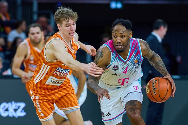 Zweikampf Tobias Jensen (ratiopharm ulm, 07), Jeff Garret Jr. (Telecom Baskets Bonn, 04) GER, ratiopharm ulm vs. Telekom Baskets Bonn, Basketball, 25. Spieltag, EasyCredit BBL, Spielzeit 2025 2026, 23.03.2026 GER, ratiopharm ulm vs. Telekom Baskets Bonn, Basketball, 25. Spieltag, EasyCredit BBL, Spielzeit 2025 2026, 23.03.2026 Neu-Ulm Copyright: xEibner-Pressefoto GeraldxOelze-dexStoppanyx EP_ODS