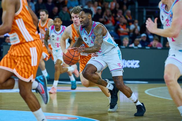 Zweikampf Tobias Jensen (ratiopharm ulm, 07), Jeff Garret Jr. (Telecom Baskets Bonn, 04) GER, ratiopharm ulm vs. Telekom Baskets Bonn, Basketball, 25. Spieltag, EasyCredit BBL, Spielzeit 2025 2026, 23.03.2026 GER, ratiopharm ulm vs. Telekom Baskets Bonn, Basketball, 25. Spieltag, EasyCredit BBL, Spielzeit 2025 2026, 23.03.2026 Neu-Ulm Copyright: xEibner-Pressefoto GeraldxOelze-dexStoppanyx EP_ODS