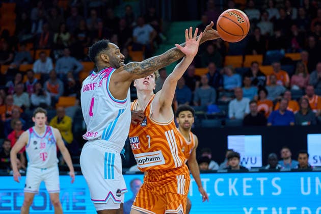 Zweikampf Tobias Jensen (ratiopharm ulm, 07), Jeff Garret Jr. (Telecom Baskets Bonn, 04) GER, ratiopharm ulm vs. Telekom Baskets Bonn, Basketball, 25. Spieltag, EasyCredit BBL, Spielzeit 2025 2026, 23.03.2026 GER, ratiopharm ulm vs. Telekom Baskets Bonn, Basketball, 25. Spieltag, EasyCredit BBL, Spielzeit 2025 2026, 23.03.2026 Neu-Ulm Copyright: xEibner-Pressefoto GeraldxOelze-dexStoppanyx EP_ODS