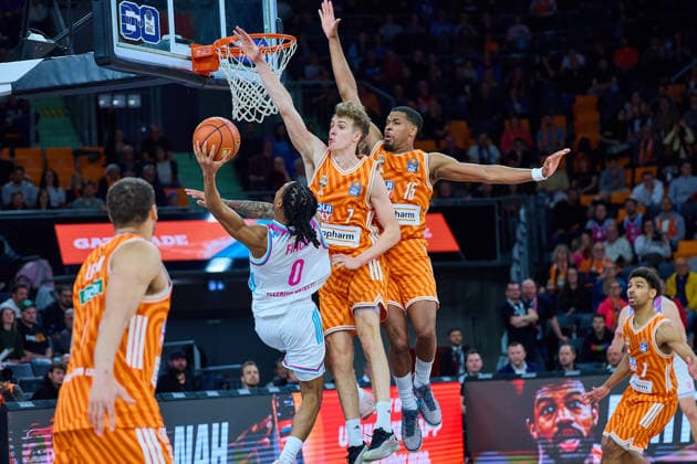 Block von Tobias Jensen (ratiopharm ulm, 07) und Justin Simon (ratiopharm ulm, 15) gegen Jalen Finch (Telecom Baskets Bonn, 00) GER, ratiopharm ulm vs. Telekom Baskets Bonn, Basketball, 25. Spieltag, EasyCredit BBL, Spielzeit 2025 2026, 23.03.2026 GER, ratiopharm ulm vs. Telekom Baskets Bonn, Basketball, 25. Spieltag, EasyCredit BBL, Spielzeit 2025 2026, 23.03.2026 Neu-Ulm Copyright: xEibner-Pressefoto GeraldxOelze-dexStoppanyx EP_ODS