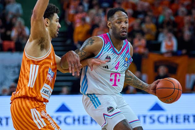 Mark Smith (ratiopharm ulm, 13), Joel Aminu (Telecom Baskets Bonn, 21) GER, ratiopharm ulm vs. Telekom Baskets Bonn, Basketball, 25. Spieltag, EasyCredit BBL, Spielzeit 2025 2026, 23.03.2026 GER, ratiopharm ulm vs. Telekom Baskets Bonn, Basketball, 25. Spieltag, EasyCredit BBL, Spielzeit 2025 2026, 23.03.2026 Neu-Ulm Copyright: xEibner-Pressefoto GeraldxOelze-dexStoppanyx EP_ODS
