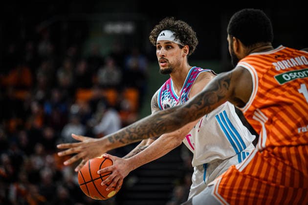 Neu Ulm, Deutschland, 23.03.26: Michael Kessens (Telekom Baskets Bonn) und Joel Soriano (ratiopharm ulm) im Zweikampf waehrend des Basketball Bundesliga Spiels zwischen ratiopharm ulm vs Telekom Baskets Bonn in der ratiopharm Arena am 23. März 2026 in Neu Ulm, Deutschland. (Foto von Harry Langer DeFodi Images) ratiopharm Arena, Germany, 23.03.26: Michael Kessens (Telekom Baskets Bonn) und Joel Soriano (ratiopharm ulm) battle for the ball during the Basketball Bundesliga match between ratiopharm ulm vs Telekom Baskets Bonn at Neu Ulm on March 23, 2026 in ratiopharm Arena, Germany. (Photo by Harry Langer DeFodi Images) (Photo by Harry Langer DeFodi Images) -