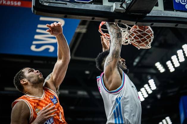 Neu Ulm, Deutschland, 23.03.26: Christopher Ledlum (ratiopharm ulm) unf Jeff Garrett Jr. (Telekom Baskets Bonn) im Zweikampf waehrend des Basketball Bundesliga Spiels zwischen ratiopharm ulm vs Telekom Baskets Bonn in der ratiopharm Arena am 23. März 2026 in Neu Ulm, Deutschland. (Foto von Harry Langer DeFodi Images) ratiopharm Arena, Germany, 23.03.26: Christopher Ledlum (ratiopharm ulm) unf Jeff Garrett Jr. (Telekom Baskets Bonn) battle for the ball during the Basketball Bundesliga match between ratiopharm ulm vs Telekom Baskets Bonn at Neu Ulm on March 23, 2026 in ratiopharm Arena, Germany. (Photo by Harry Langer DeFodi Images) (Photo by Harry Langer DeFodi Images) -
