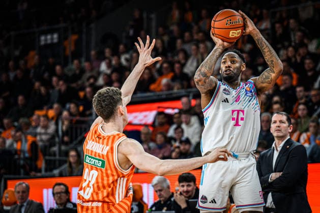 Neu Ulm, Deutschland, 23.03.26: Diego Garavaglia (ratiopharm ulm) und Jeff Garrett Jr. (Telekom Baskets Bonn) im Zweikampf waehrend des Basketball Bundesliga Spiels zwischen ratiopharm ulm vs Telekom Baskets Bonn in der ratiopharm Arena am 23. März 2026 in Neu Ulm, Deutschland. (Foto von Harry Langer DeFodi Images) ratiopharm Arena, Germany, 23.03.26: Diego Garavaglia (ratiopharm ulm) und Jeff Garrett Jr. (Telekom Baskets Bonn) battle for the ball during the Basketball Bundesliga match between ratiopharm ulm vs Telekom Baskets Bonn at Neu Ulm on March 23, 2026 in ratiopharm Arena, Germany. (Photo by Harry Langer DeFodi Images) (Photo by Harry Langer DeFodi Images) -
