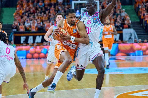 Zweikampf, Duell Justin Simon (ratiopharm ulm, 15) und Kur Jongkuch (Telecom Baskets Bonn, 15) GER, ratiopharm ulm vs. Telekom Baskets Bonn, Basketball, 25. Spieltag, EasyCredit BBL, Spielzeit 2025 2026, 23.03.2026 GER, ratiopharm ulm vs. Telekom Baskets Bonn, Basketball, 25. Spieltag, EasyCredit BBL, Spielzeit 2025 2026, 23.03.2026 Neu-Ulm Copyright: xEibner-Pressefoto GeraldxOelze-dexStoppanyx EP_ODS