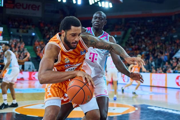 Zweikampf Joel Soriano (ratiopharm ulm, 12) und Kur Jongkuch (Telecom Baskets Bonn, 15) GER, ratiopharm ulm vs. Telekom Baskets Bonn, Basketball, 25. Spieltag, EasyCredit BBL, Spielzeit 2025 2026, 23.03.2026 GER, ratiopharm ulm vs. Telekom Baskets Bonn, Basketball, 25. Spieltag, EasyCredit BBL, Spielzeit 2025 2026, 23.03.2026 Neu-Ulm Copyright: xEibner-Pressefoto GeraldxOelze-dexStoppanyx EP_ODS