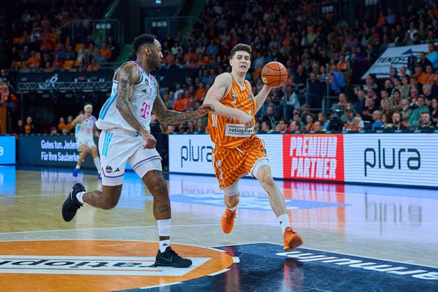 Jeff Garret Jr. (Telecom Baskets Bonn, 04), Diego Garavaglia (ratiopharm ulm, 23) GER, ratiopharm ulm vs. Telekom Baskets Bonn, Basketball, 25. Spieltag, EasyCredit BBL, Spielzeit 2025 2026, 23.03.2026 GER, ratiopharm ulm vs. Telekom Baskets Bonn, Basketball, 25. Spieltag, EasyCredit BBL, Spielzeit 2025 2026, 23.03.2026 Neu-Ulm Copyright: xEibner-Pressefoto GeraldxOelze-dexStoppanyx EP_ODS