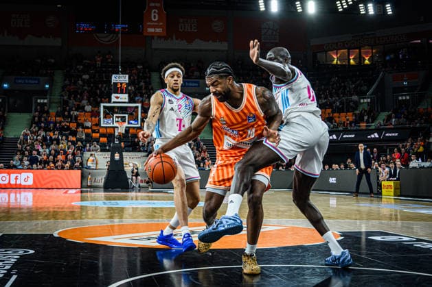 Neu Ulm, Deutschland, 23.03.26: Alijah Comithier (Telekom Baskets Bonn), Malik Osborne (ratiopharm ulm) und Kur Jongkuch (Telekom Baskets Bonn) im Zweikampf waehrend des Basketball Bundesliga Spiels zwischen ratiopharm ulm vs Telekom Baskets Bonn in der ratiopharm Arena am 23. März 2026 in Neu Ulm, Deutschland. (Foto von Harry Langer DeFodi Images) ratiopharm Arena, Germany, 23.03.26: Alijah Comithier (Telekom Baskets Bonn), Malik Osborne (ratiopharm ulm) und Kur Jongkuch (Telekom Baskets Bonn) battle for the ball during the Basketball Bundesliga match between ratiopharm ulm vs Telekom Baskets Bonn at Neu Ulm on March 23, 2026 in ratiopharm Arena, Germany. (Photo by Harry Langer DeFodi Images) (Photo by Harry Langer DeFodi Images) -