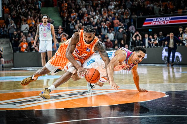 Neu Ulm, Deutschland, 23.03.26: Malik Osborne (ratiopharm ulm) undJoel Aminu (Telekom Baskets Bonn) im Zweikampf waehrend des Basketball Bundesliga Spiels zwischen ratiopharm ulm vs Telekom Baskets Bonn in der ratiopharm Arena am 23. März 2026 in Neu Ulm, Deutschland. (Foto von Harry Langer DeFodi Images) ratiopharm Arena, Germany, 23.03.26: Malik Osborne (ratiopharm ulm) undJoel Aminu (Telekom Baskets Bonn) battle for the ball during the Basketball Bundesliga match between ratiopharm ulm vs Telekom Baskets Bonn at Neu Ulm on March 23, 2026 in ratiopharm Arena, Germany. (Photo by Harry Langer DeFodi Images) (Photo by Harry Langer DeFodi Images) -