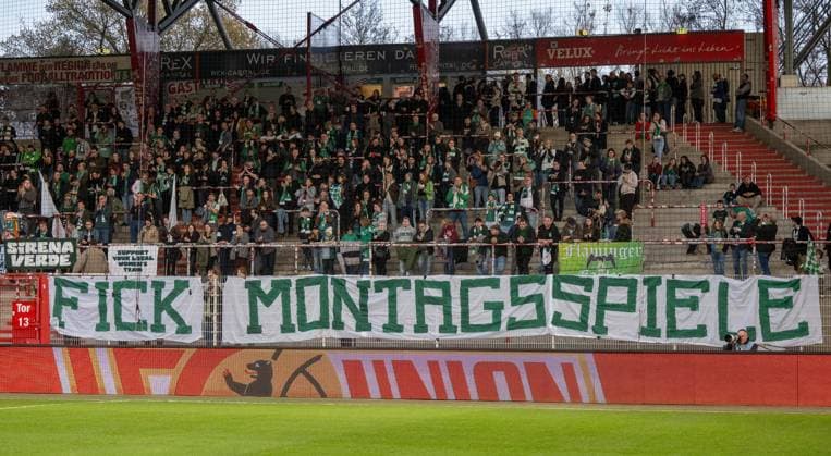 Fußball, Frauen, Saison 2025 2026, Google Pixel Frauen-Bundesliga (21. Spieltag), 1. FC Union Berlin - Werder Bremen, Fans von Bremen protestieren gegen Montagsspiele, Fick Montagsspiele, 23.03. 2026, Copyright: xMatthiasxKochx