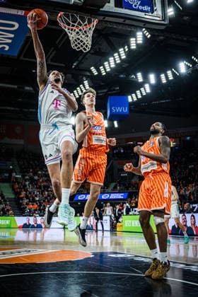 Neu Ulm, Deutschland, 23.03.26: Michael Kessens (Telekom Baskets Bonn), Tobias Jensen (ratiopharm ulm) und Malik Osborne (ratiopharm ulm) im Zweikampf waehrend des Basketball Bundesliga Spiels zwischen ratiopharm ulm vs Telekom Baskets Bonn in der ratiopharm Arena am 23. März 2026 in Neu Ulm, Deutschland. (Foto von Harry Langer DeFodi Images) ratiopharm Arena, Germany, 23.03.26: Michael Kessens (Telekom Baskets Bonn), Tobias Jensen (ratiopharm ulm) und Malik Osborne (ratiopharm ulm) battle for the ball during the Basketball Bundesliga match between ratiopharm ulm vs Telekom Baskets Bonn at Neu Ulm on March 23, 2026 in ratiopharm Arena, Germany. (Photo by Harry Langer DeFodi Images) (Photo by Harry Langer DeFodi Images) -