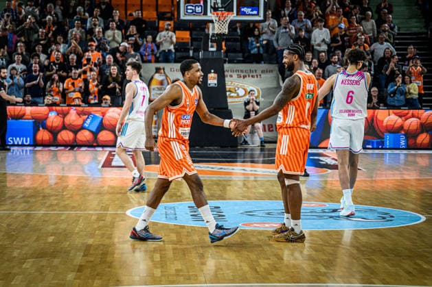 Neu Ulm, Deutschland, 23.03.26: Justin Simon (ratiopharm ulm) und Malik Osborne (ratiopharm ulm) gestikuliert, gestik waehrend des Basketball Bundesliga Spiels zwischen ratiopharm ulm vs Telekom Baskets Bonn in der ratiopharm Arena am 23. März 2026 in Neu Ulm, Deutschland. (Foto von Harry Langer DeFodi Images) ratiopharm Arena, Germany, 23.03.26: Justin Simon (ratiopharm ulm) und Malik Osborne (ratiopharm ulm) gestures during the Basketball Bundesliga match between ratiopharm ulm vs Telekom Baskets Bonn at Neu Ulm on March 23, 2026 in ratiopharm Arena, Germany. (Photo by Harry Langer DeFodi Images) (Photo by Harry Langer DeFodi Images) -