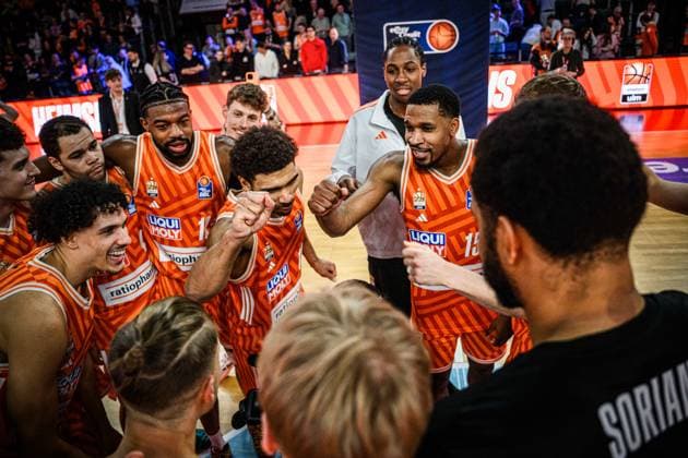 Neu Ulm, Deutschland, 23.03.26: Alec Anigbata (ratiopharm ulm), Christopher Ledlum (ratiopharm ulm), Malik Osborne (ratiopharm ulm), Mark Smith (ratiopharm ulm) und Justin Simon (ratiopharm ulm) gestikuliert, gestik waehrend des Basketball Bundesliga Spiels zwischen ratiopharm ulm vs Telekom Baskets Bonn in der ratiopharm Arena am 23. März 2026 in Neu Ulm, Deutschland. (Foto von Harry Langer DeFodi Images) ratiopharm Arena, Germany, 23.03.26: Alec Anigbata (ratiopharm ulm), Christopher Ledlum (ratiopharm ulm), Malik Osborne (ratiopharm ulm), Mark Smith (ratiopharm ulm) und Justin Simon (ratiopharm ulm) gestures during the Basketball Bundesliga match between ratiopharm ulm vs Telekom Baskets Bonn at Neu Ulm on March 23, 2026 in ratiopharm Arena, Germany. (Photo by Harry Langer DeFodi Images) (Photo by Harry Langer DeFodi Images) -