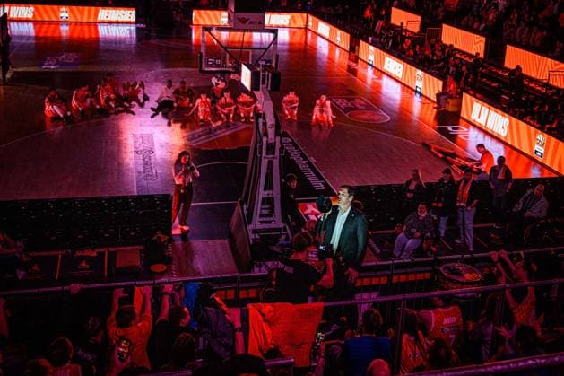Neu Ulm, Deutschland, 23.03.26: Head Coach Ty Harrelson (ratiopharm ulm) bei den Fans waehrend des Basketball Bundesliga Spiels zwischen ratiopharm ulm vs Telekom Baskets Bonn in der ratiopharm Arena am 23. März 2026 in Neu Ulm, Deutschland. (Foto von Harry Langer DeFodi Images) ratiopharm Arena, Germany, 23.03.26: Head Coach Ty Harrelson (ratiopharm ulm) gestures during the Basketball Bundesliga match between ratiopharm ulm vs Telekom Baskets Bonn at Neu Ulm on March 23, 2026 in ratiopharm Arena, Germany. (Photo by Harry Langer DeFodi Images) (Photo by Harry Langer DeFodi Images) -