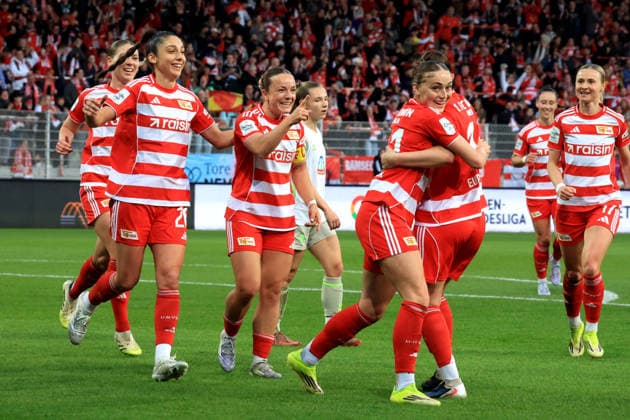 DEU, 1.BL, Frauen, 1.FC Union vs. Werder Bremen, 23.03.2026, Stadion Alte Foersterei, Berlin, DEU, 1.BL, Frauen, 1.FC Union vs. Werder Bremen, im Bild: 1:0 durch Hannah Euerlings (1.FC Union Berlin 14), Kamber Lia(1.FC Union Berlin 41), Union-Spielerinnenkreis DFL - regulations prohibit any use of Photographs as image sequences and or quasi-video