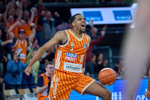 Freude, Jubel von Justin Simon (ratiopharm ulm, 15) nach seinem Dunking, Dunk GER, ratiopharm ulm vs. Telekom Baskets Bonn, Basketball, 25. Spieltag, EasyCredit BBL, Spielzeit 2025 2026, 23.03.2026 GER, ratiopharm ulm vs. Telekom Baskets Bonn, Basketball, 25. Spieltag, EasyCredit BBL, Spielzeit 2025 2026, 23.03.2026 Neu-Ulm Copyright: xEibner-Pressefoto GeraldxOelze-dexStoppanyx EP_ODS