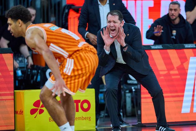 Mark Smith (ratiopharm ulm, 13), Ty Harrelson (ratiopharm ulm, Head Coach) sagt an, ruft GER, ratiopharm ulm vs. Telekom Baskets Bonn, Basketball, 25. Spieltag, EasyCredit BBL, Spielzeit 2025 2026, 23.03.2026 GER, ratiopharm ulm vs. Telekom Baskets Bonn, Basketball, 25. Spieltag, EasyCredit BBL, Spielzeit 2025 2026, 23.03.2026 Neu-Ulm Copyright: xEibner-Pressefoto GeraldxOelze-dexStoppanyx EP_ODS