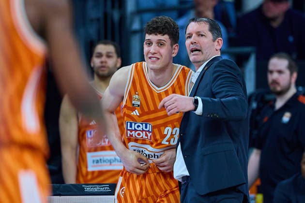 Diego Garavaglia (ratiopharm ulm, 23) und Ty Harrelson (ratiopharm ulm, Head Coach) GER, ratiopharm ulm vs. Telekom Baskets Bonn, Basketball, 25. Spieltag, EasyCredit BBL, Spielzeit 2025 2026, 23.03.2026 GER, ratiopharm ulm vs. Telekom Baskets Bonn, Basketball, 25. Spieltag, EasyCredit BBL, Spielzeit 2025 2026, 23.03.2026 Neu-Ulm Copyright: xEibner-Pressefoto GeraldxOelze-dexStoppanyx EP_ODS