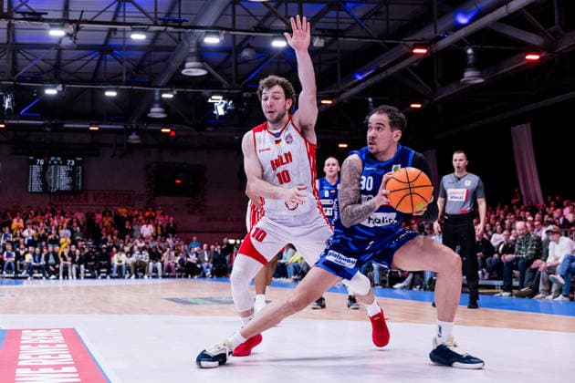 Barmer 2. Basketball Bundesliga ProA: RheinStars Köln vs Phoenix Hagen, 23.03.2026 Haris Hujic (RheinStars Köln, 10), Jeffrey Carroll (Phoenix Hagen, 30) am Ball Barmer 2. Basketball Bundesliga ProA: RheinStars Köln vs Phoenix Hagen, Köln, Motorworld am 23.03.2026 Copyright: xBEAUTIFULxSPORTS Wunderlx