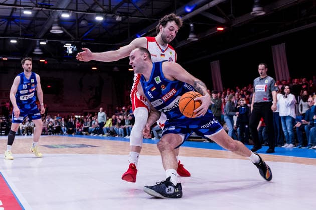 Barmer 2. Basketball Bundesliga ProA: RheinStars Köln vs Phoenix Hagen, 23.03.2026 Haris Hujic (RheinStars Köln, 10), Devin Lawrence Schmidt (Phoenix Hagen, 8) am Ball Barmer 2. Basketball Bundesliga ProA: RheinStars Köln vs Phoenix Hagen, Köln, Motorworld am 23.03.2026 Copyright: xBEAUTIFULxSPORTS Wunderlx