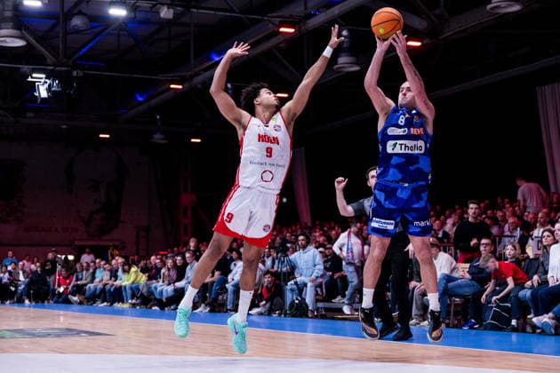 Barmer 2. Basketball Bundesliga ProA: RheinStars Köln vs Phoenix Hagen, 23.03.2026 Maximilian Begue (RheinStars Köln, 9), Devin Lawrence Schmidt (Phoenix Hagen, 8) im Wurf, Dreier, Dreipunktewurf Barmer 2. Basketball Bundesliga ProA: RheinStars Köln vs Phoenix Hagen, Köln, Motorworld am 23.03.2026 Copyright: xBEAUTIFULxSPORTS Wunderlx