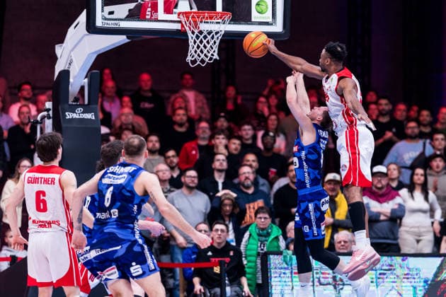 Barmer 2. Basketball Bundesliga ProA: RheinStars Köln vs Phoenix Hagen, 23.03.2026 Bjarne Kraushaar (Phoenix Hagen, 4) im Wurf, Hall B Elisias (RheinStars Köln, 34) blockt Barmer 2. Basketball Bundesliga ProA: RheinStars Köln vs Phoenix Hagen, Köln, Motorworld am 23.03.2026 Copyright: xBEAUTIFULxSPORTS Wunderlx