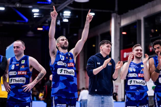 Barmer 2. Basketball Bundesliga ProA: RheinStars Köln vs Phoenix Hagen, 23.03.2026 Die Spieler der Phoenix Hagen feiern den knappen Sieg mit Humba mit den Fans Dominick Jordan von Waaden (Phoenix Hagen, 13) Barmer 2. Basketball Bundesliga ProA: RheinStars Köln vs Phoenix Hagen, Köln, Motorworld am 23.03.2026 Copyright: xBEAUTIFULxSPORTS Wunderlx