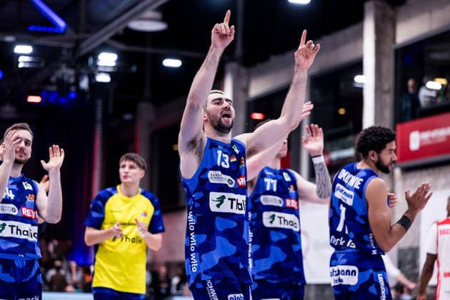 Barmer 2. Basketball Bundesliga ProA: RheinStars Köln vs Phoenix Hagen, 23.03.2026 Die Spieler der Phoenix Hagen feiern den knappen Sieg mit Humba mit den Fans Dominick Jordan von Waaden (Phoenix Hagen, 13) Barmer 2. Basketball Bundesliga ProA: RheinStars Köln vs Phoenix Hagen, Köln, Motorworld am 23.03.2026 Copyright: xBEAUTIFULxSPORTS Wunderlx