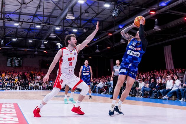 Barmer 2. Basketball Bundesliga ProA: RheinStars Köln vs Phoenix Hagen, 23.03.2026 Haris Hujic (RheinStars Köln, 10), Jeffrey Carroll (Phoenix Hagen, 30) im Wurf Barmer 2. Basketball Bundesliga ProA: RheinStars Köln vs Phoenix Hagen, Köln, Motorworld am 23.03.2026 Copyright: xBEAUTIFULxSPORTS Wunderlx