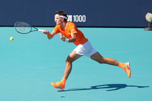 March 23, 2026, Miami Gardens, Florida, USA: Jacob Mensik (USA) returns a shot to Frances Tiafoe (not pictured) during the men s third round singles match at the 2026 Miami Open presented by Itau at Hard Rock Stadium. TENNIS 2026: Miami Open.  - ZUMAw109 20260323_fap_w109_026 Copyright: xDebbyxWongx