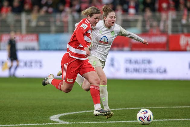 v.li.: Dina Orschmann (1. FC Union Berlin, 11) und Saskia Matheis (SV Werder Bremen, 19) im Zweikampf, Duell, Dynamik, Aktion, Action, Spielszene, DIE DFB-RICHTLINIEN UNTERSAGEN JEGLICHE NUTZUNG VON FOTOS ALS SEQUENZBILDER UND ODER VIDEOÄHNLICHE FOTOSTRECKEN. DFB REGULATIONS PROHIBIT ANY USE OF PHOTOGRAPHS AS IMAGE SEQUENCES AND OR QUASI-VIDEO., 23.03.2026, Berlin (Deutschland), Fussball, Google Pixel Frauen-Bundesliga, 1. FC Union Berlin - SV Werder Bremen