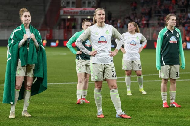 v.li.: Saskia Matheis (SV Werder Bremen, 19), Sarah Ernst (SV Werder Bremen, 26), Lena Petermann (SV Werder Bremen, 20), Ricarda Walkling (SV Werder Bremen, 13) und Maria Penner (SV Werder Bremen, 33) bedanken sich bei den Fans, Zuschauern für die Unterstützung, DIE DFB-RICHTLINIEN UNTERSAGEN JEGLICHE NUTZUNG VON FOTOS ALS SEQUENZBILDER UND ODER VIDEOÄHNLICHE FOTOSTRECKEN. DFB REGULATIONS PROHIBIT ANY USE OF PHOTOGRAPHS AS IMAGE SEQUENCES AND OR QUASI-VIDEO., 23.03.2026, Berlin (Deutschland), Fussball, Google Pixel Frauen-Bundesliga, 1. FC Union Berlin - SV Werder Bremen