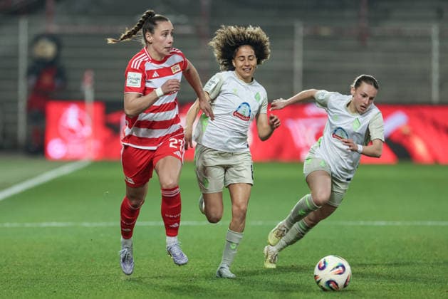 v.li.: Anna Weiß (1. FC Union Berlin, 21), Amira Arfaoui (SV Werder Bremen, 8) und Chiara D Angelo (SV Werder Bremen, 2) im Laufduell, Zweikampf, Duell, Dynamik, Aktion, Action, Spielszene, DIE DFB-RICHTLINIEN UNTERSAGEN JEGLICHE NUTZUNG VON FOTOS ALS SEQUENZBILDER UND ODER VIDEOÄHNLICHE FOTOSTRECKEN. DFB REGULATIONS PROHIBIT ANY USE OF PHOTOGRAPHS AS IMAGE SEQUENCES AND OR QUASI-VIDEO., 23.03.2026, Berlin (Deutschland), Fussball, Google Pixel Frauen-Bundesliga, 1. FC Union Berlin - SV Werder Bremen