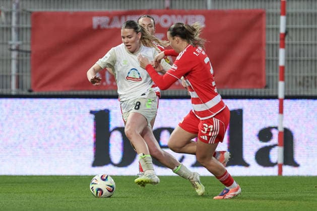 v.li.: Juliane Wirtz (SV Werder Bremen, 28) und Tanja Pawollek (1. FC Union Berlin, 31) im Zweikampf, Duell, Dynamik, Aktion, Action, Spielszene, DIE DFB-RICHTLINIEN UNTERSAGEN JEGLICHE NUTZUNG VON FOTOS ALS SEQUENZBILDER UND ODER VIDEOÄHNLICHE FOTOSTRECKEN. DFB REGULATIONS PROHIBIT ANY USE OF PHOTOGRAPHS AS IMAGE SEQUENCES AND OR QUASI-VIDEO., 23.03.2026, Berlin (Deutschland), Fussball, Google Pixel Frauen-Bundesliga, 1. FC Union Berlin - SV Werder Bremen