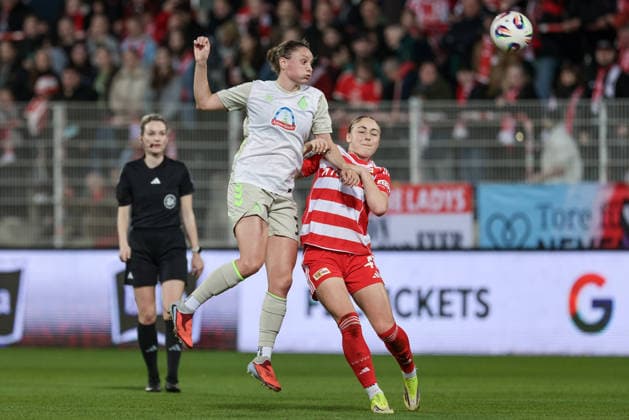 v.li.: Verena Wieder (SV Werder Bremen, 31) und Lia Kamber (1. FC Union Berlin, 41) im Zweikampf, Duell, Dynamik, Aktion, Action, Spielszene, DIE DFB-RICHTLINIEN UNTERSAGEN JEGLICHE NUTZUNG VON FOTOS ALS SEQUENZBILDER UND ODER VIDEOÄHNLICHE FOTOSTRECKEN. DFB REGULATIONS PROHIBIT ANY USE OF PHOTOGRAPHS AS IMAGE SEQUENCES AND OR QUASI-VIDEO., 23.03.2026, Berlin (Deutschland), Fussball, Google Pixel Frauen-Bundesliga, 1. FC Union Berlin - SV Werder Bremen