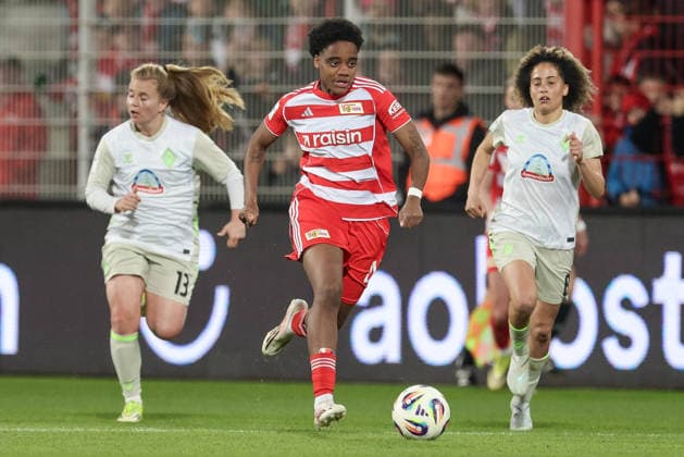Naika Reissner (1. FC Union Berlin, 42) am Ball, Einzelbild, Ganzkörper, Aktion, Action, Spielszene, DIE DFB-RICHTLINIEN UNTERSAGEN JEGLICHE NUTZUNG VON FOTOS ALS SEQUENZBILDER UND ODER VIDEOÄHNLICHE FOTOSTRECKEN. DFB REGULATIONS PROHIBIT ANY USE OF PHOTOGRAPHS AS IMAGE SEQUENCES AND OR QUASI-VIDEO., 23.03.2026, Berlin (Deutschland), Fussball, Google Pixel Frauen-Bundesliga, 1. FC Union Berlin - SV Werder Bremen
