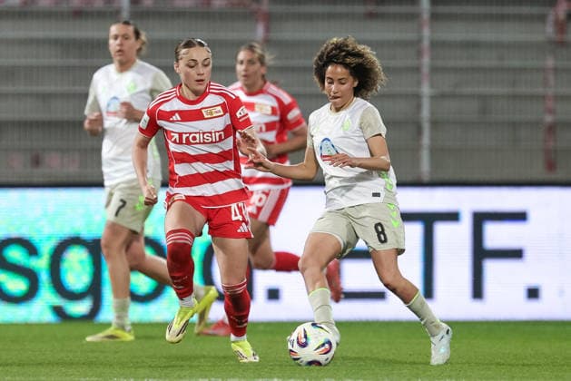 v.li.: Lia Kamber (1. FC Union Berlin, 41) und Amira Arfaoui (SV Werder Bremen, 8) im Zweikampf, Duell, Dynamik, Aktion, Action, Spielszene, DIE DFB-RICHTLINIEN UNTERSAGEN JEGLICHE NUTZUNG VON FOTOS ALS SEQUENZBILDER UND ODER VIDEOÄHNLICHE FOTOSTRECKEN. DFB REGULATIONS PROHIBIT ANY USE OF PHOTOGRAPHS AS IMAGE SEQUENCES AND OR QUASI-VIDEO., 23.03.2026, Berlin (Deutschland), Fussball, Google Pixel Frauen-Bundesliga, 1. FC Union Berlin - SV Werder Bremen