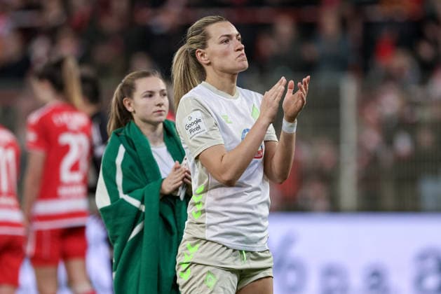 v.li.: Michelle Weiß (SV Werder Bremen, 15) und Medina Desic (SV Werder Bremen, 9) bedankt sich bei den Fans, Zuschauern für die Unterstützung, DIE DFB-RICHTLINIEN UNTERSAGEN JEGLICHE NUTZUNG VON FOTOS ALS SEQUENZBILDER UND ODER VIDEOÄHNLICHE FOTOSTRECKEN. DFB REGULATIONS PROHIBIT ANY USE OF PHOTOGRAPHS AS IMAGE SEQUENCES AND OR QUASI-VIDEO., 23.03.2026, Berlin (Deutschland), Fussball, Google Pixel Frauen-Bundesliga, 1. FC Union Berlin - SV Werder Bremen