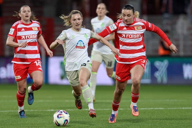 v.li.: Michelle Weiß (SV Werder Bremen, 15) und Tanja Pawollek (1. FC Union Berlin, 31) im Zweikampf, Duell, Dynamik, Aktion, Action, Spielszene, DIE DFB-RICHTLINIEN UNTERSAGEN JEGLICHE NUTZUNG VON FOTOS ALS SEQUENZBILDER UND ODER VIDEOÄHNLICHE FOTOSTRECKEN. DFB REGULATIONS PROHIBIT ANY USE OF PHOTOGRAPHS AS IMAGE SEQUENCES AND OR QUASI-VIDEO., 23.03.2026, Berlin (Deutschland), Fussball, Google Pixel Frauen-Bundesliga, 1. FC Union Berlin - SV Werder Bremen