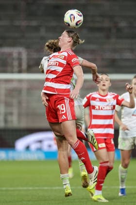 v.li.: Larissa Mühlhaus (SV Werder Bremen, 7) und Samantha Steuerwald (1. FC Union Berlin, 19) im Kopfballduell, Kopfball, Zweikampf, Action, Aktion, Spielszene, DIE DFB-RICHTLINIEN UNTERSAGEN JEGLICHE NUTZUNG VON FOTOS ALS SEQUENZBILDER UND ODER VIDEOÄHNLICHE FOTOSTRECKEN. DFB REGULATIONS PROHIBIT ANY USE OF PHOTOGRAPHS AS IMAGE SEQUENCES AND OR QUASI-VIDEO., 23.03.2026, Berlin (Deutschland), Fussball, Google Pixel Frauen-Bundesliga, 1. FC Union Berlin - SV Werder Bremen