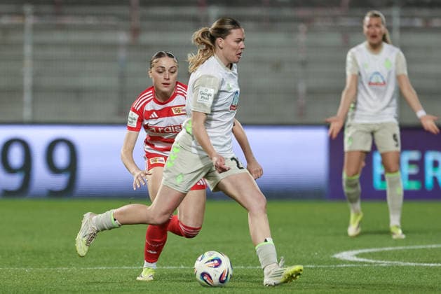 v.li.: Lia Kamber (1. FC Union Berlin, 41) und Juliane Wirtz (SV Werder Bremen, 28) im Zweikampf, Duell, Dynamik, Aktion, Action, Spielszene, DIE DFB-RICHTLINIEN UNTERSAGEN JEGLICHE NUTZUNG VON FOTOS ALS SEQUENZBILDER UND ODER VIDEOÄHNLICHE FOTOSTRECKEN. DFB REGULATIONS PROHIBIT ANY USE OF PHOTOGRAPHS AS IMAGE SEQUENCES AND OR QUASI-VIDEO., 23.03.2026, Berlin (Deutschland), Fussball, Google Pixel Frauen-Bundesliga, 1. FC Union Berlin - SV Werder Bremen