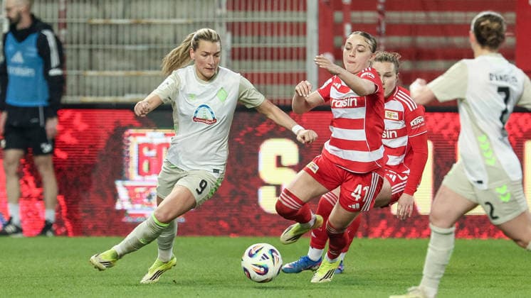 v.li.: Medina Desic (SV Werder Bremen, 9) und Lia Kamber (1. FC Union Berlin, 41) im Zweikampf, Duell, Dynamik, Aktion, Action, Spielszene, DIE DFB-RICHTLINIEN UNTERSAGEN JEGLICHE NUTZUNG VON FOTOS ALS SEQUENZBILDER UND ODER VIDEOÄHNLICHE FOTOSTRECKEN. DFB REGULATIONS PROHIBIT ANY USE OF PHOTOGRAPHS AS IMAGE SEQUENCES AND OR QUASI-VIDEO., 23.03.2026, Berlin (Deutschland), Fussball, Google Pixel Frauen-Bundesliga, 1. FC Union Berlin - SV Werder Bremen