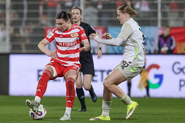 v.li.: Sophie Weidauer (1. FC Union Berlin, 9) und Sarah Gutmann (SV Werder Bremen, 32) im Zweikampf, Duell, Dynamik, Aktion, Action, Spielszene, DIE DFB-RICHTLINIEN UNTERSAGEN JEGLICHE NUTZUNG VON FOTOS ALS SEQUENZBILDER UND ODER VIDEOÄHNLICHE FOTOSTRECKEN. DFB REGULATIONS PROHIBIT ANY USE OF PHOTOGRAPHS AS IMAGE SEQUENCES AND OR QUASI-VIDEO., 23.03.2026, Berlin (Deutschland), Fussball, Google Pixel Frauen-Bundesliga, 1. FC Union Berlin - SV Werder Bremen