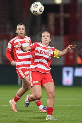 Lisa Heiseler (1. FC Union Berlin, 7) am Ball, Einzelbild, Ganzkörper, Aktion, Action, Spielszene, DIE DFB-RICHTLINIEN UNTERSAGEN JEGLICHE NUTZUNG VON FOTOS ALS SEQUENZBILDER UND ODER VIDEOÄHNLICHE FOTOSTRECKEN. DFB REGULATIONS PROHIBIT ANY USE OF PHOTOGRAPHS AS IMAGE SEQUENCES AND OR QUASI-VIDEO., 23.03.2026, Berlin (Deutschland), Fussball, Google Pixel Frauen-Bundesliga, 1. FC Union Berlin - SV Werder Bremen