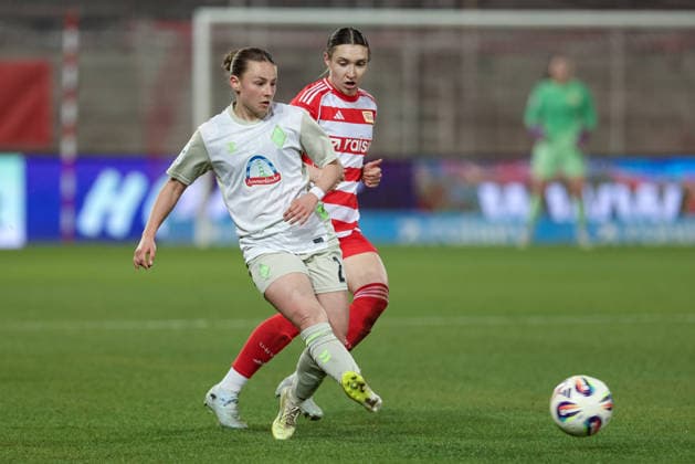 v.li.: Chiara D Angelo (SV Werder Bremen, 2) und Sophie Weidauer (1. FC Union Berlin, 9) im Zweikampf, Duell, Dynamik, Aktion, Action, Spielszene, DIE DFB-RICHTLINIEN UNTERSAGEN JEGLICHE NUTZUNG VON FOTOS ALS SEQUENZBILDER UND ODER VIDEOÄHNLICHE FOTOSTRECKEN. DFB REGULATIONS PROHIBIT ANY USE OF PHOTOGRAPHS AS IMAGE SEQUENCES AND OR QUASI-VIDEO., 23.03.2026, Berlin (Deutschland), Fussball, Google Pixel Frauen-Bundesliga, 1. FC Union Berlin - SV Werder Bremen